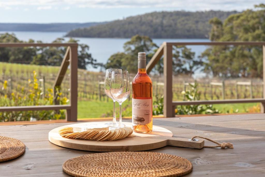 Norfolk Bay Retreat - Views Over The Sea And Vines - Eaglehawk Neck
