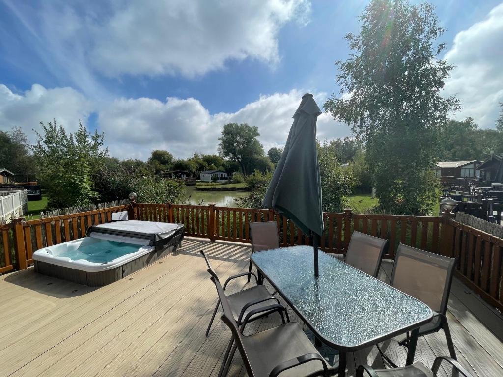 Luxury Lakeside Lodge L1 With Hot Tub Situated At Tattershall Lakes Country Park - Woodhall Spa
