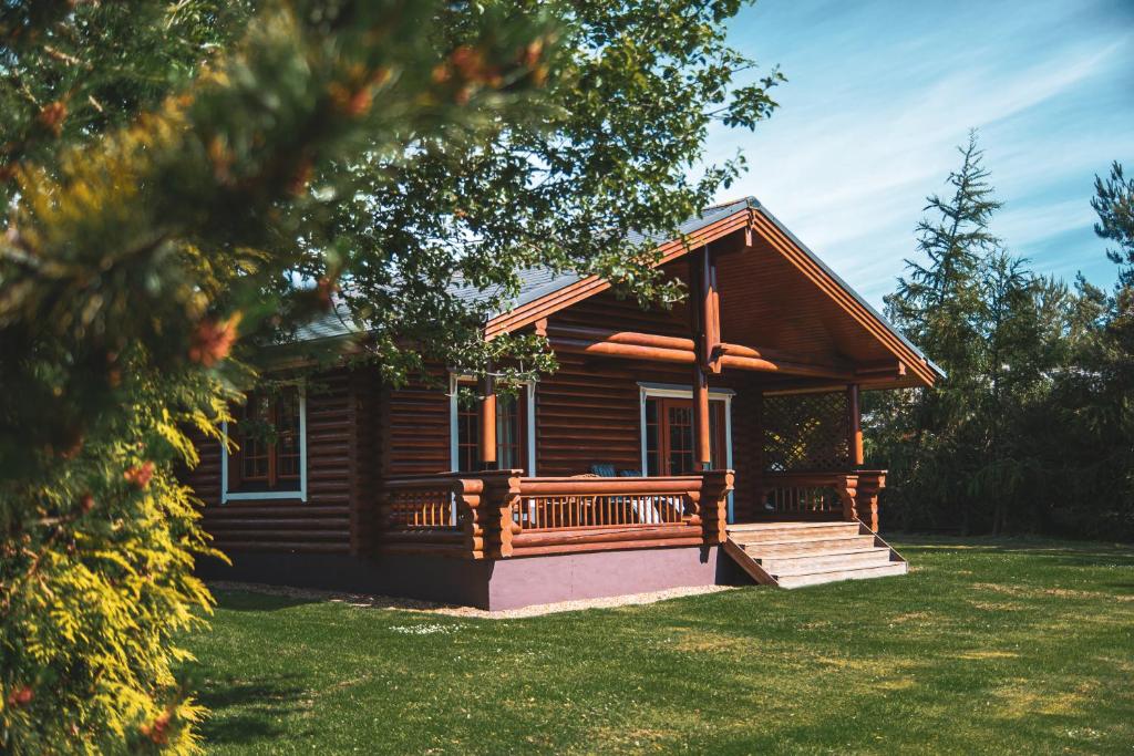 Strathisla - Luxury Two Bedroom Log Cabin with Private Hot Tub & Sauna - Northumberland