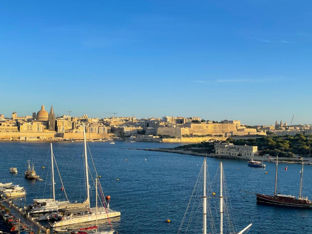 Seafront Duplex Penthouse - Valletta