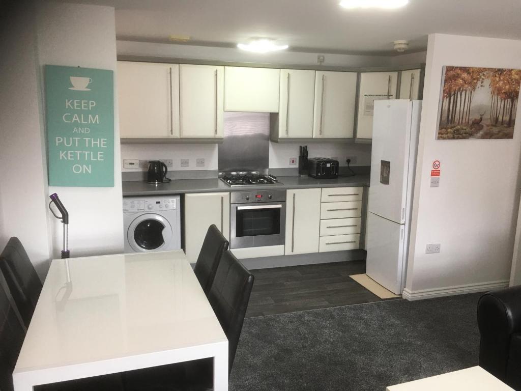 Beautiful 2 Bed Apartment - Parking, Wifi, 3 Tv's. - Corby