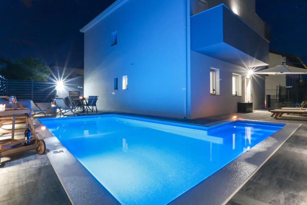 Family Friendly Apartments With A Swimming Pool Kastel Kambelovac, Kastela - 16162 - Croatie