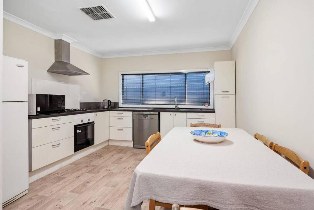 4-bedroome Home, New Bathrooms And Close To Town - Kalgoorlie - Boulder