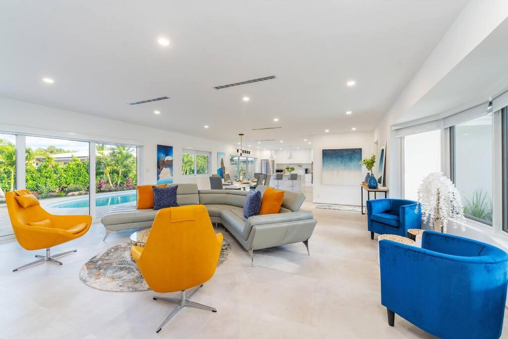 Modern Oasis With Heated Pool Quick Drive To Beach - Pompano Beach, FL