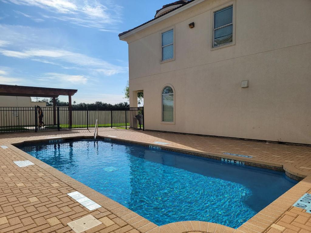 Modern, Private, Smart 4 Br Condo In Desirable Location In Mcallen With Pool! - McAllen, TX