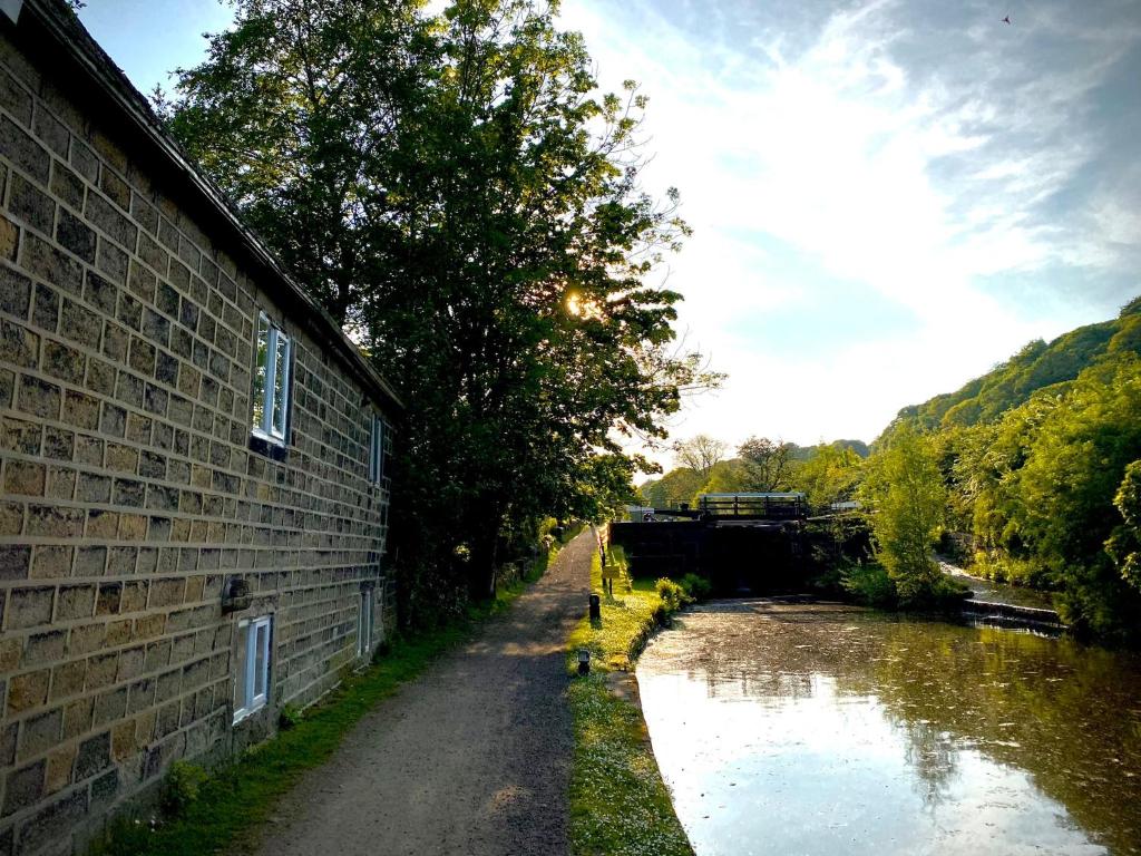 Cosy Cottage With A Canal View - Ripponden