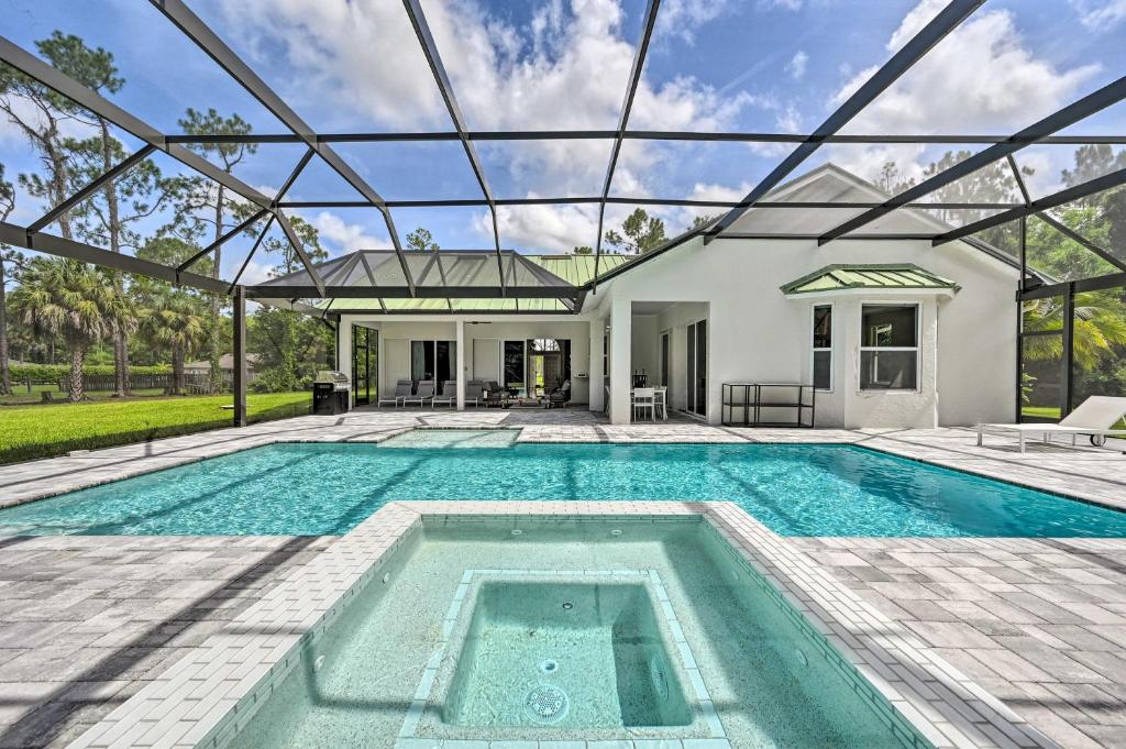 Naples Gem With Private Sand Volleyball Court! - Vineyards, FL
