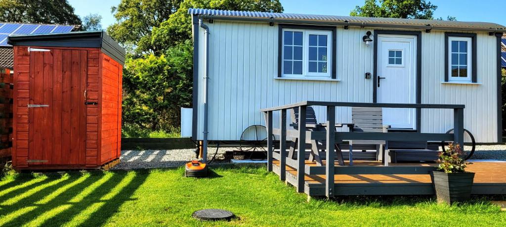 Cozy Shepherd Hut 20 By 7 Feet With Boxed In High Double Bed - Plockton