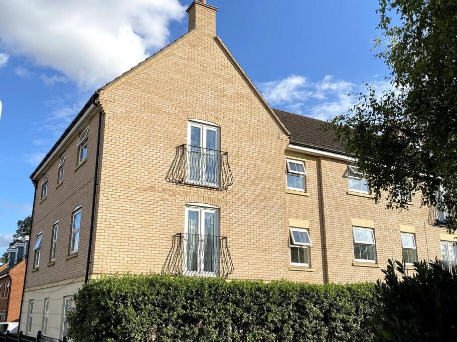 Modern Penthouse - 2 Bed, 2 Bath, 2 Gated Parking - Northamptonshire