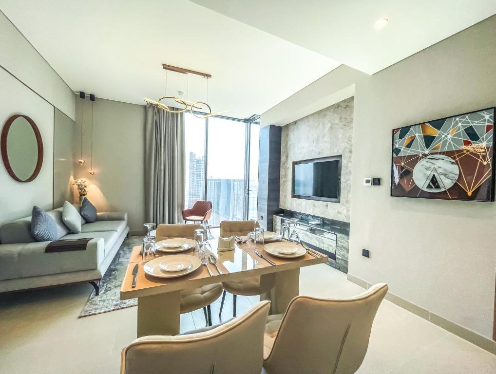 Stay Delightful 2 Bedroom Holiday Home With Creek Views Near Burj Khalifa - Dubai Airport (DXB) 