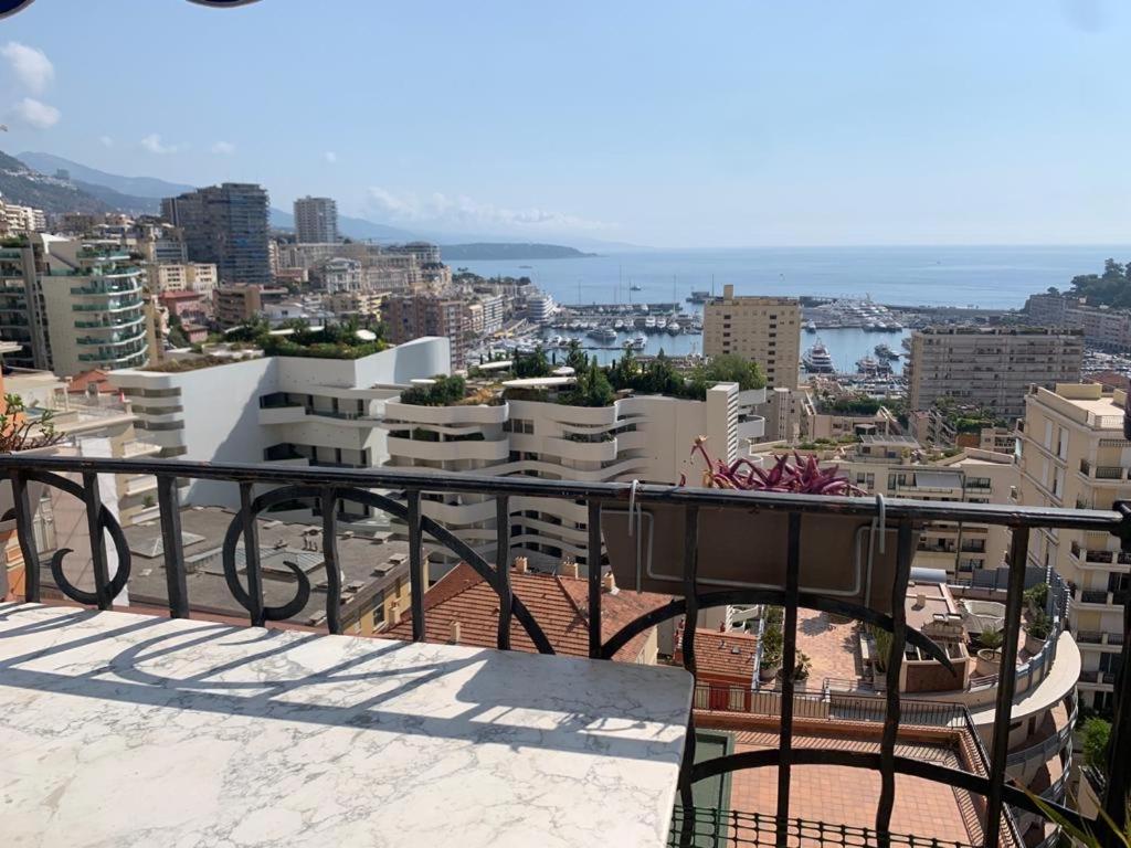 Plein coeur de Monaco, à 300 mètres à pied du port de Monaco, 4 pièces, escaliers vue mer. - モナコ