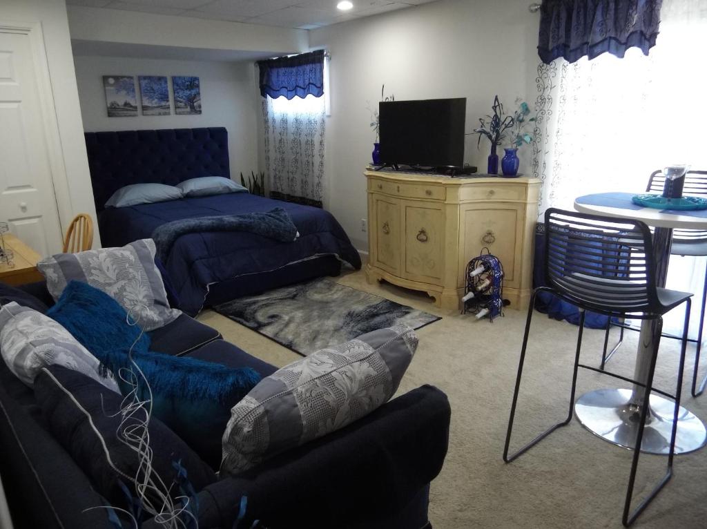 THE BLUE ROOM Luxury suite - Dover, DE