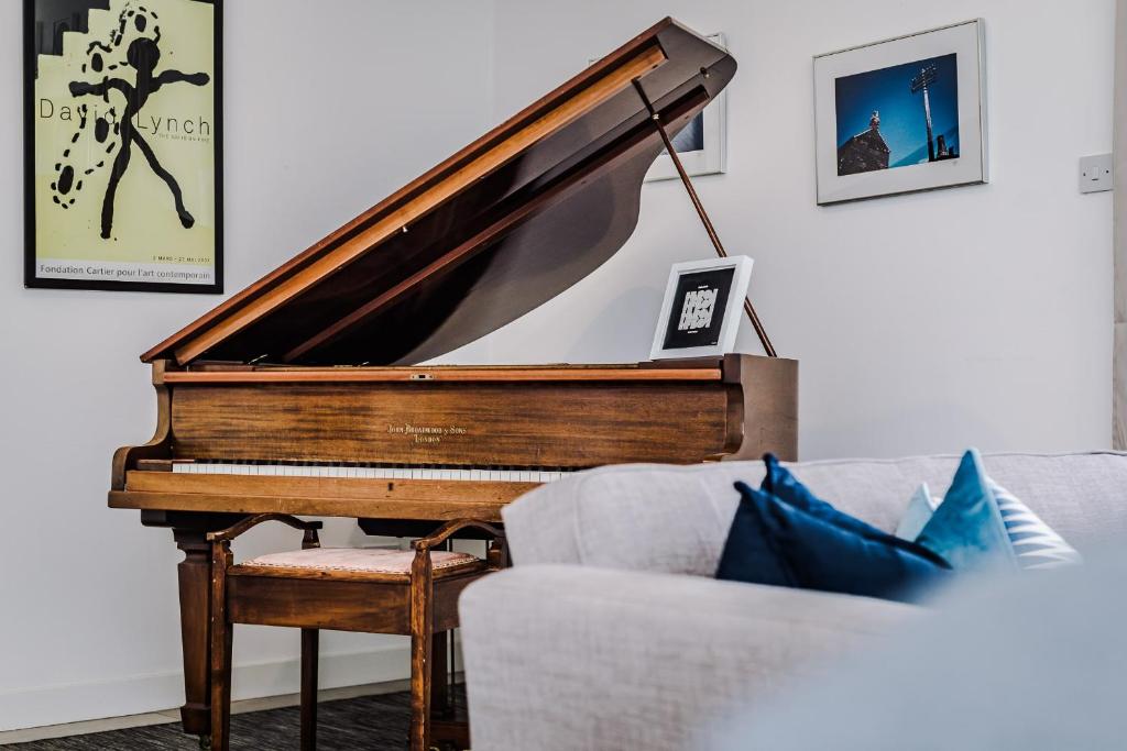 Host Apartments - Minimalist Apt With Grand Piano - Birkenhead