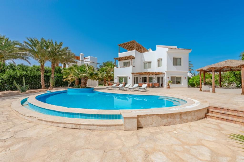 Beautiful 4 Bedroom White Villa With Heated Pool - Hurghada