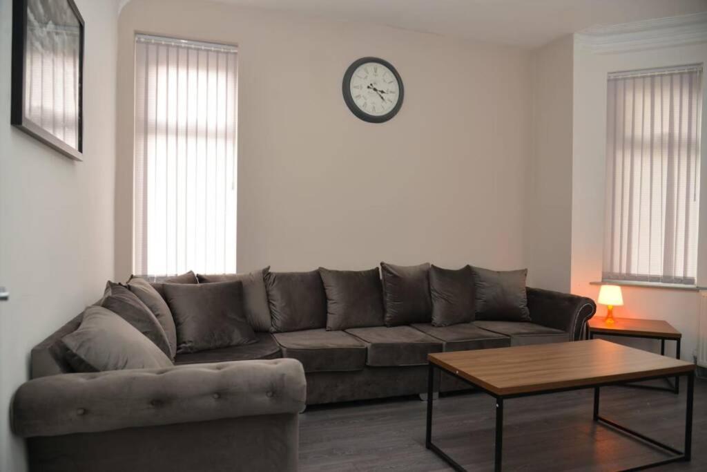 Modern Stays - Hamilton House (8 Bedroom, Up to 14 beds, Free Parking) - Longsight - Manchester