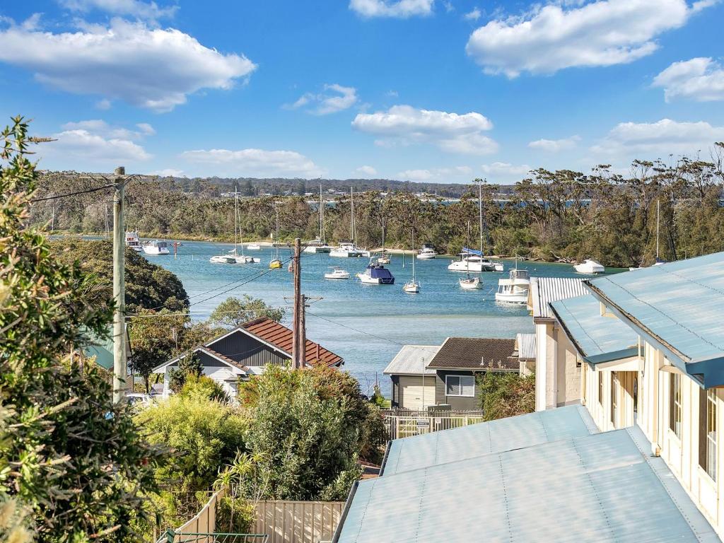 Balcony With Water Views With Private Courtyard - Huskisson