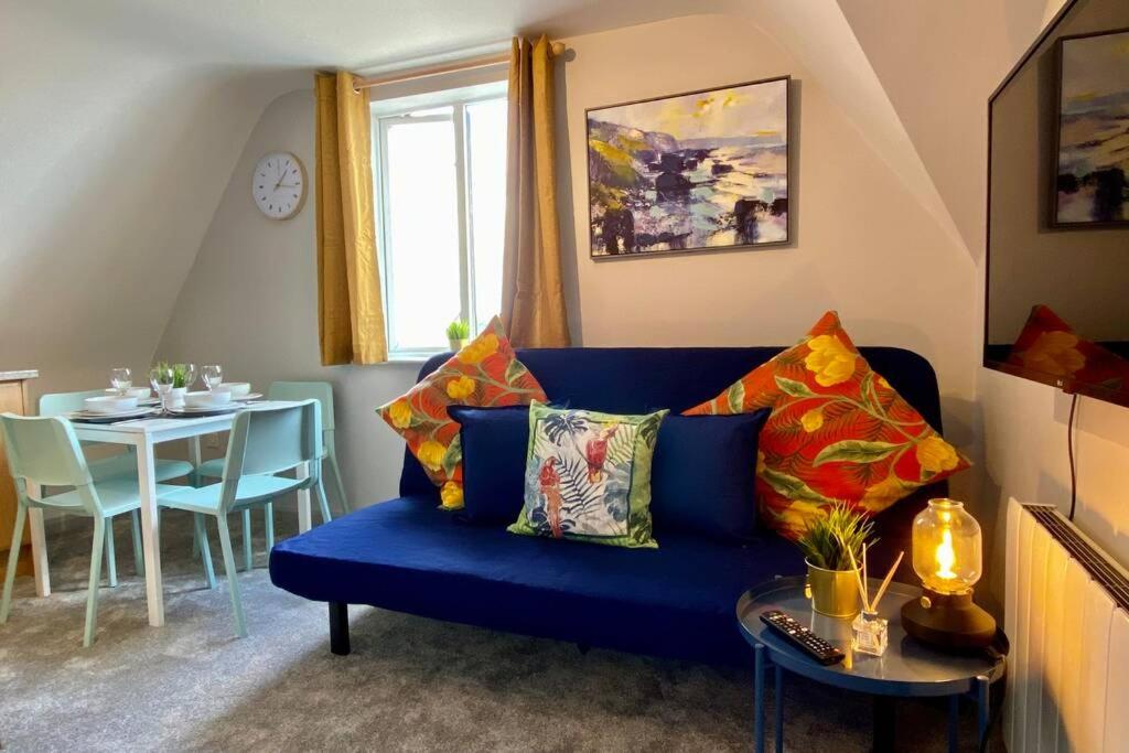 Stunning Apartment - 5 Minute Walk To The Best Beach! - Great Location - Parking - Fast Wifi - Smart Tv - Newly Decorated - Close To Bournemouth & Poole Town Centre & Sandbanks - Poole