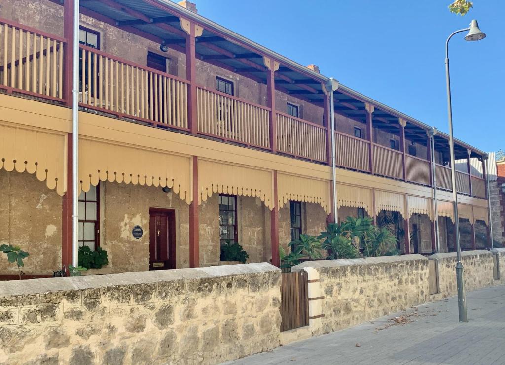 Warders Cottage: Iconic Cottage In The Heart Of Freo - Fremantle