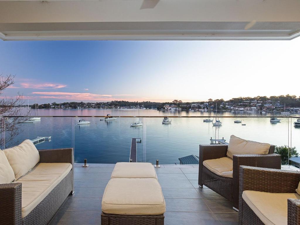 Absolute Waterfront Lakehouse Fishing Point Waterfront Pool Jetty - City of Lake Macquarie