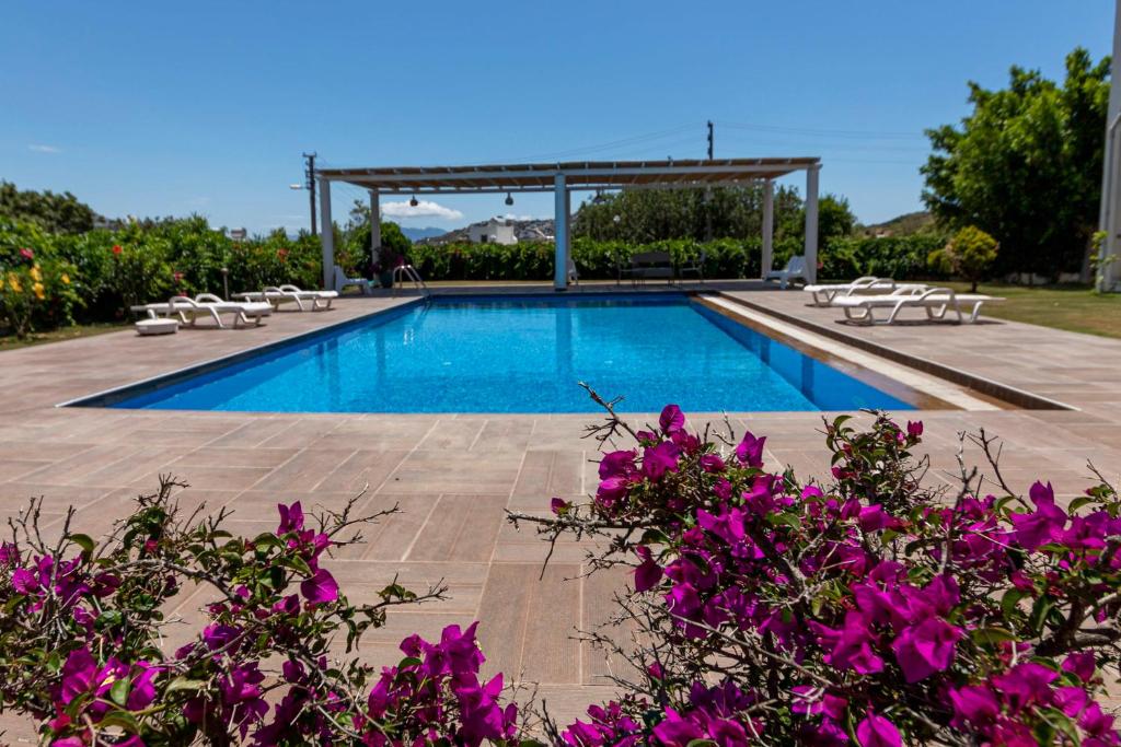 Captivating House with Shared Pool and Central Location in Gumusluk, Bodrum - Koyunbaba Mahallesi