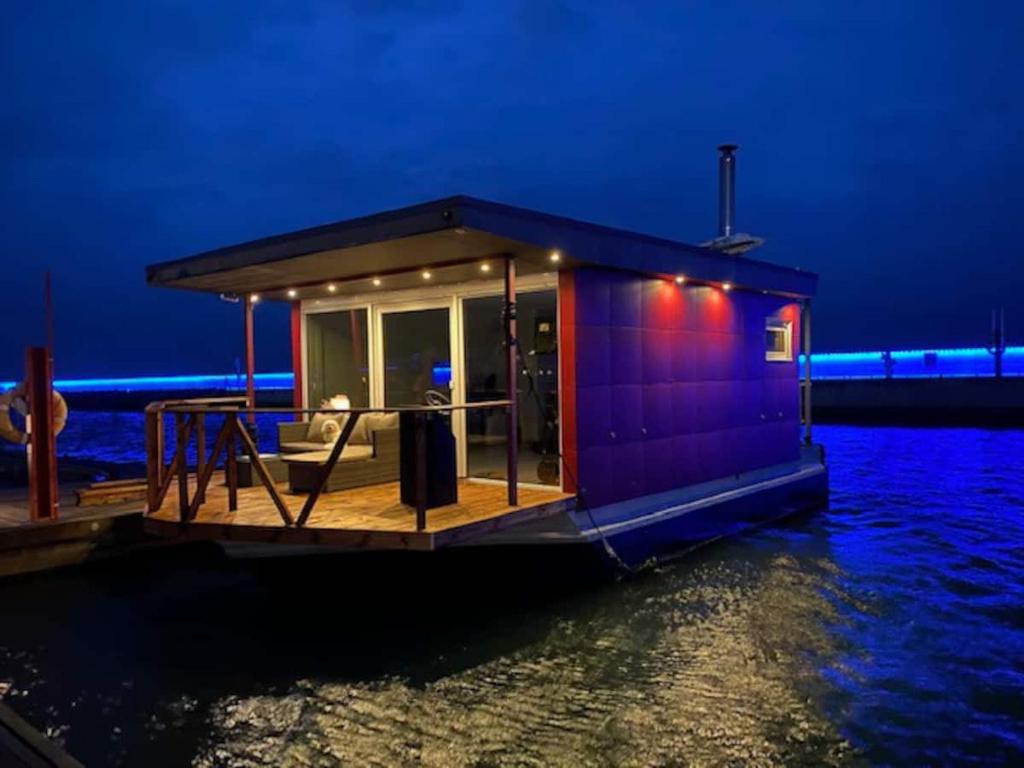 Cozy Floating House With Sauna - Estonia