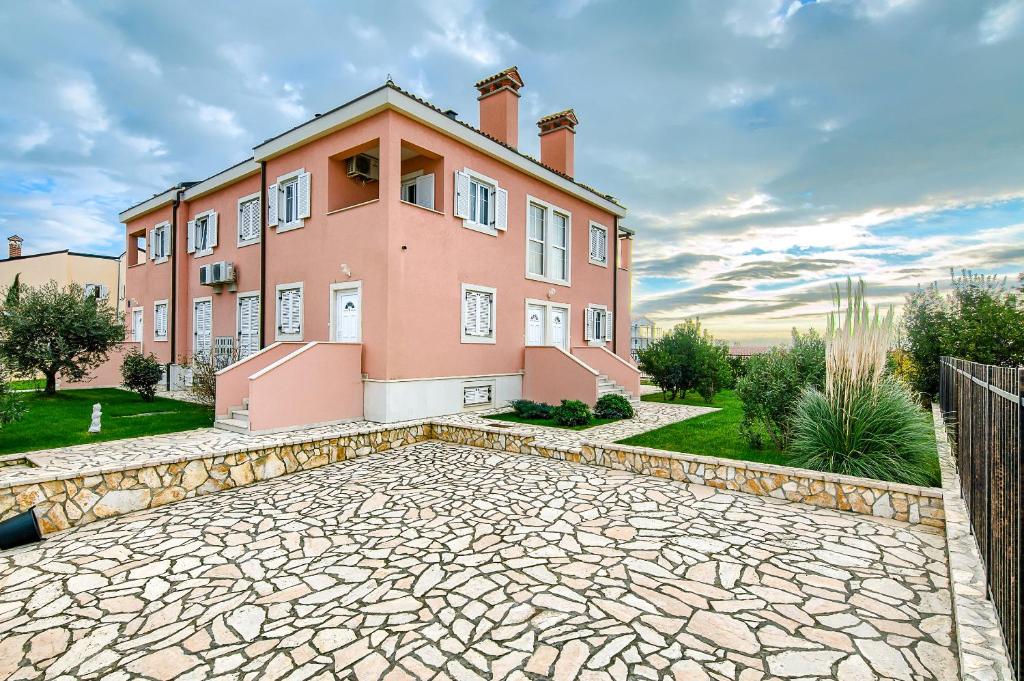 Medulin Luxury Apartments With Beautiful Garden 100 M From Beach - Ližnjan