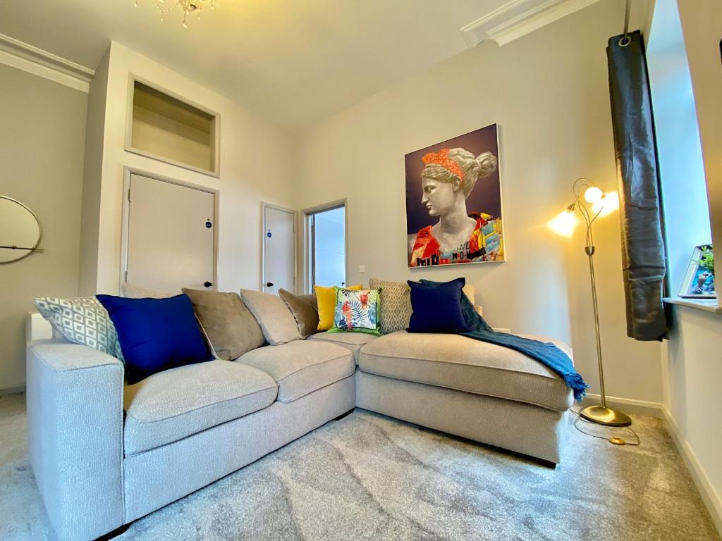 Beautiful Apartment - 5 Minute Walk to the Best Beach! - Great Location - Parking - Netflix - Fast WiFi - Smart TV - Newly decorated - sleeps up to 4! Close to Bournemouth & Poole Town Centre - Poole