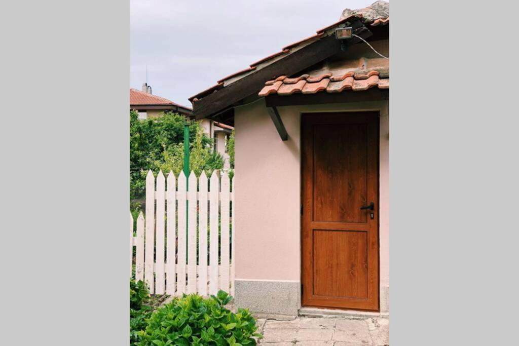 Cute Little House With A White Picket Fence - Burgas
