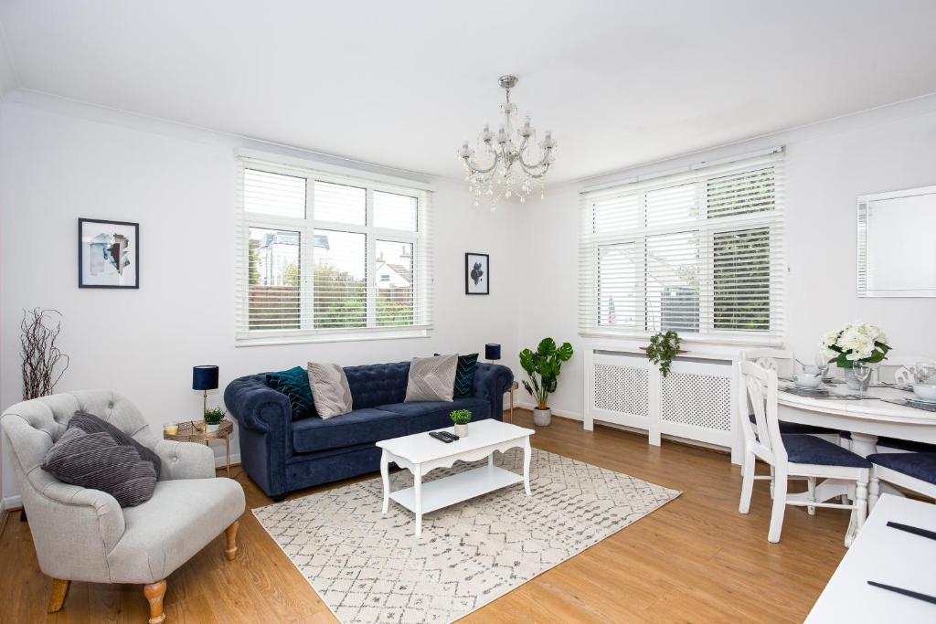 Walk To Leigh Broadway, Modern 2 Bed Apt W/parking - Southend-on-Sea