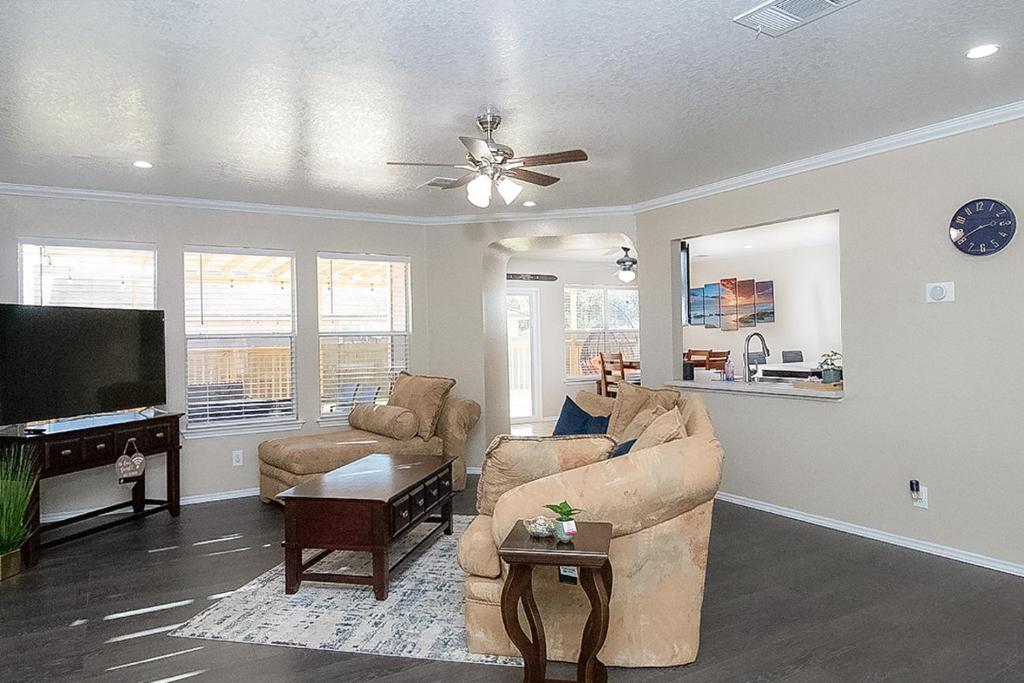 Cozy Home - Self Check-in W/spacious Deck - Green Acres Golf and Games - San Antonio