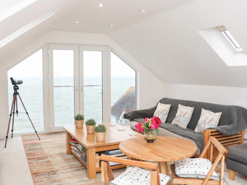 Stunning One Bed Apartment On The Beach, Dawlish - Teignmouth