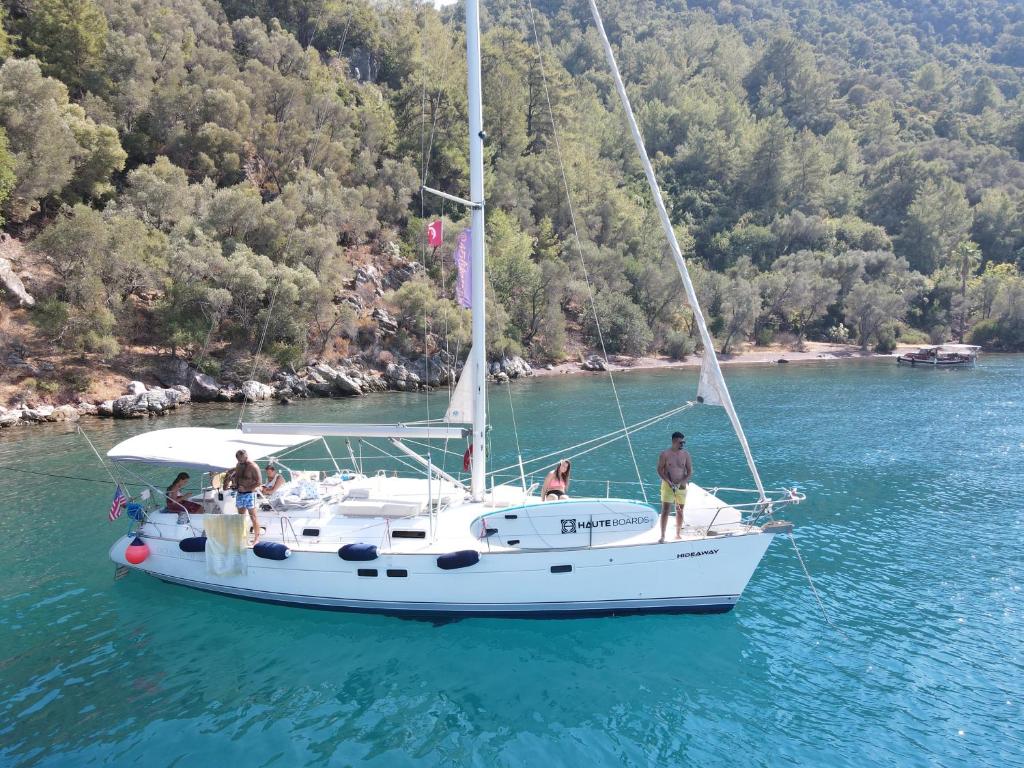 Exquisite 41ft Beneteau Oceanis Yacht 3 Cabins Cozy Lounge 2 Bathrooms And Your Dream Sailing Experience Awaits - Fethiye
