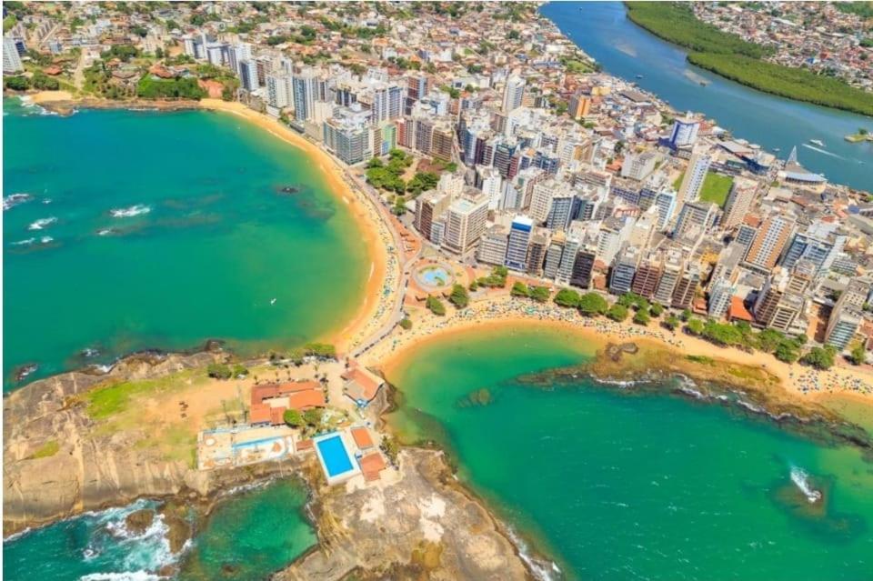 Casa Super Agradável, 250 Metros Da Praia Da Areia Preta, Cinco Quartos Com Ar, Wifi, Garagem, Completa - Guarapari