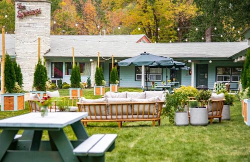 The Springs Motel - Natural Bridge State Park, North Adams