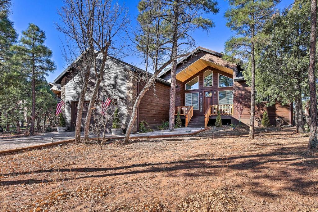 Luxurious Lakeside Cabin With Private Hot Tub! - Show Low, AZ