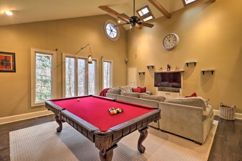 Cozy Conyers Cabin With Fireplace And Pool Table! - Conyers, GA