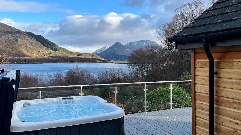 The Heronry Hideaway with luxury hot tub - Ballachulish