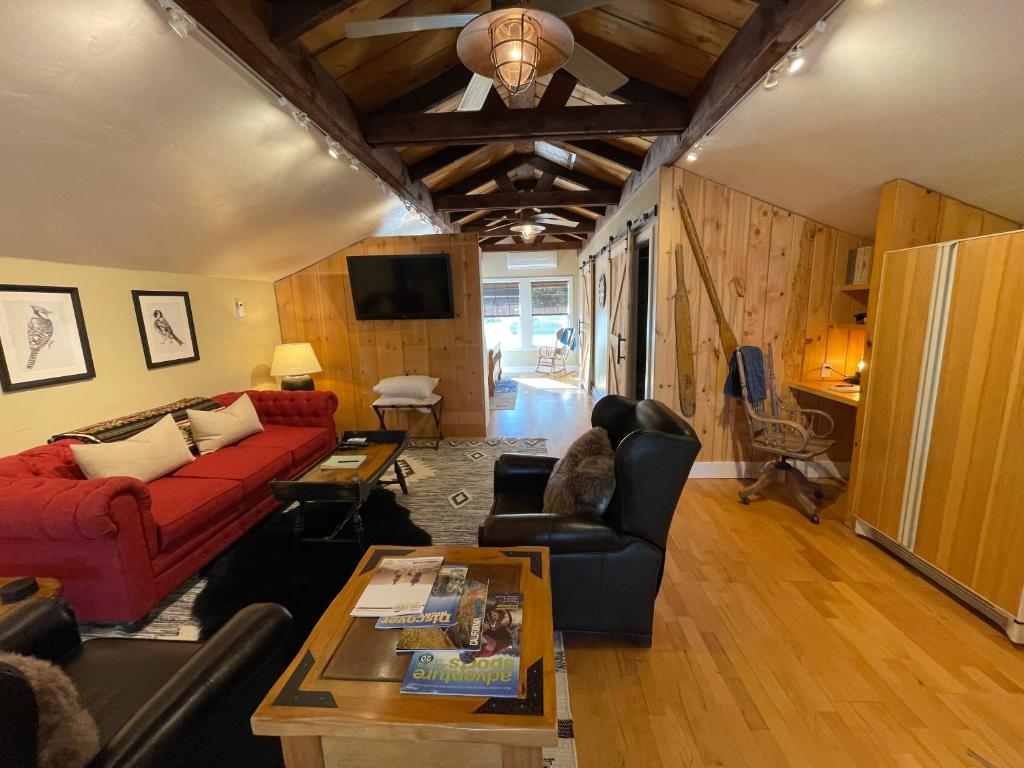 The Adventure Loft - No Cleaning Fees! - Groveland