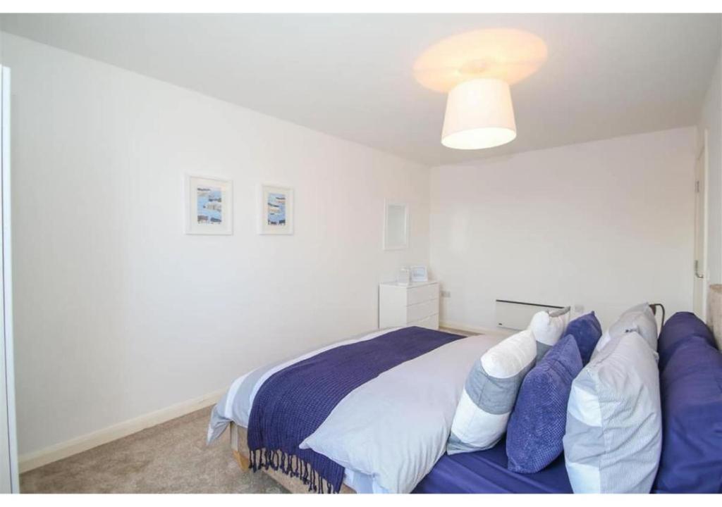 3 Bedroom Beautiful Apartment - Salford