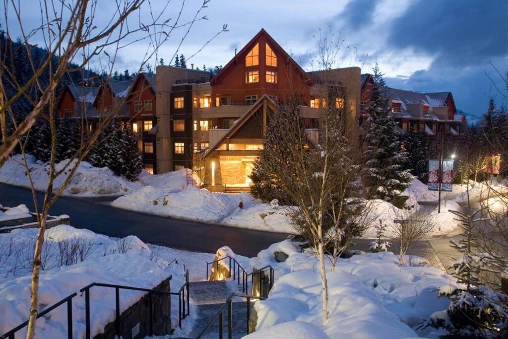 Whistler  Luxury Ski In/out+ Parking+hottub + Pool - British Columbia