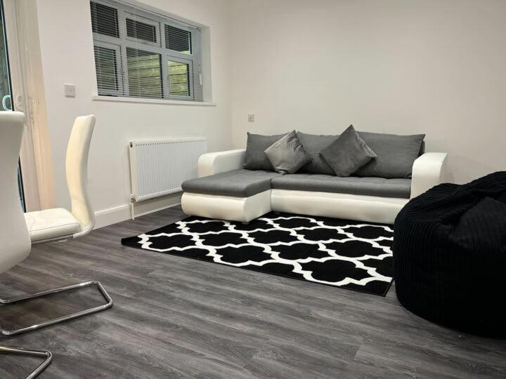Spacious & Modern Central 1 Bed Apartment With Outside Space - Harrow