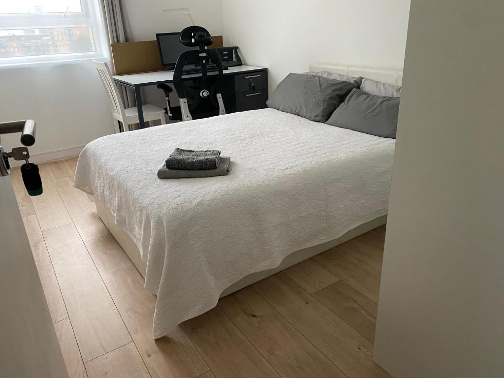 Private Bedroom With An Office Desk In A Shared 2 Bedroom Flat - Leyton