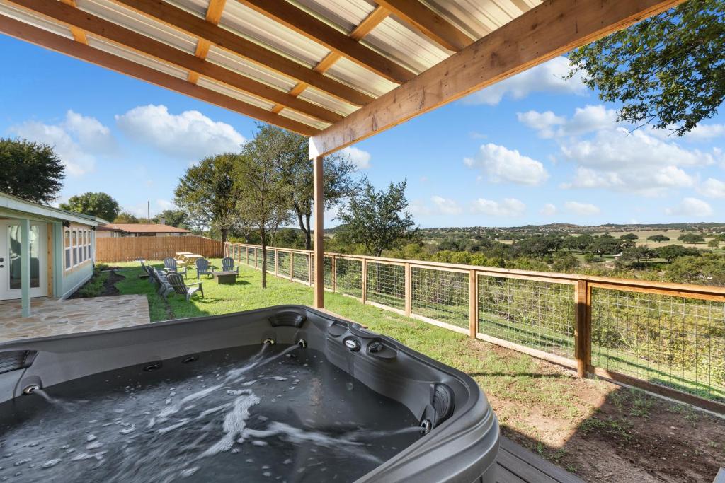 Guadalupe Bluff Farmhouse In Kerrville With Hot Tu - Kerrville, TX