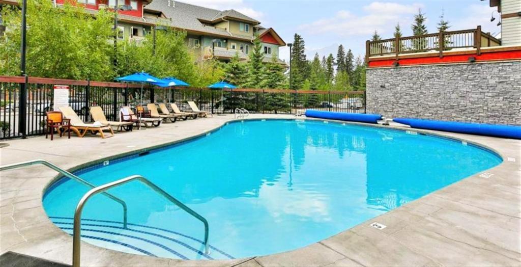 Premium 2BR Condo in Canmore, with Heated Pool and Hot Tub! - Canadá