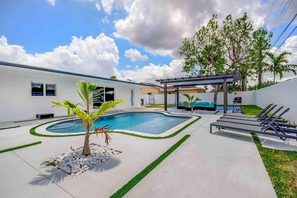 Blue Lagoon With Heated Pool, Pool Table And Basketball Court L19 - Fountainbleau, FL