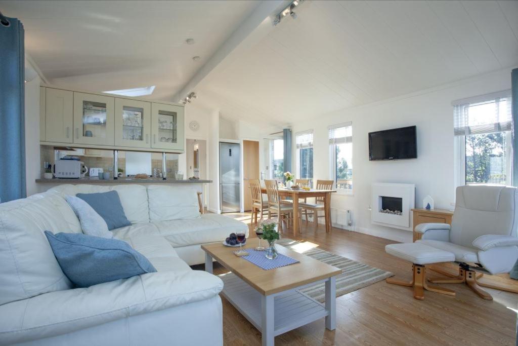 Spacious 3 Bedroom Lodge with Rural and Sea Views - Bantham Beach