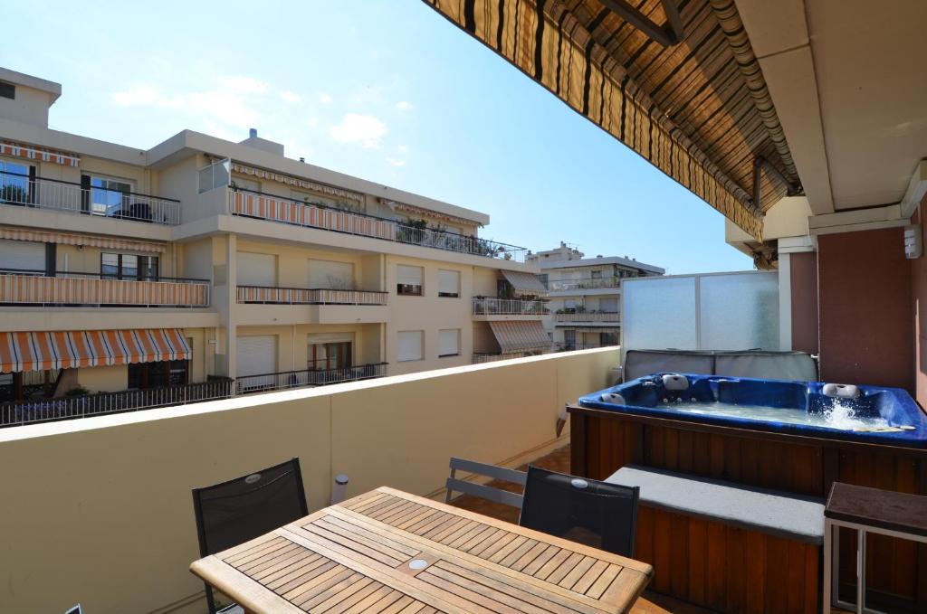 Appartement 6 Personnes Avec Terrasse Et Jacuzzi Plein Cœur Centre-ville Quartier Du Port De Nice - Èze