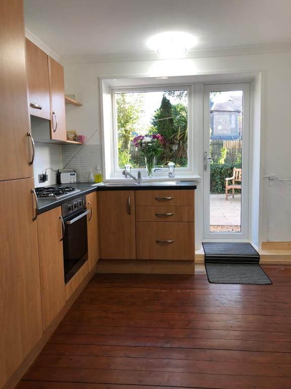 Ace Largs Ground Floor Apartment With Garden - Largs