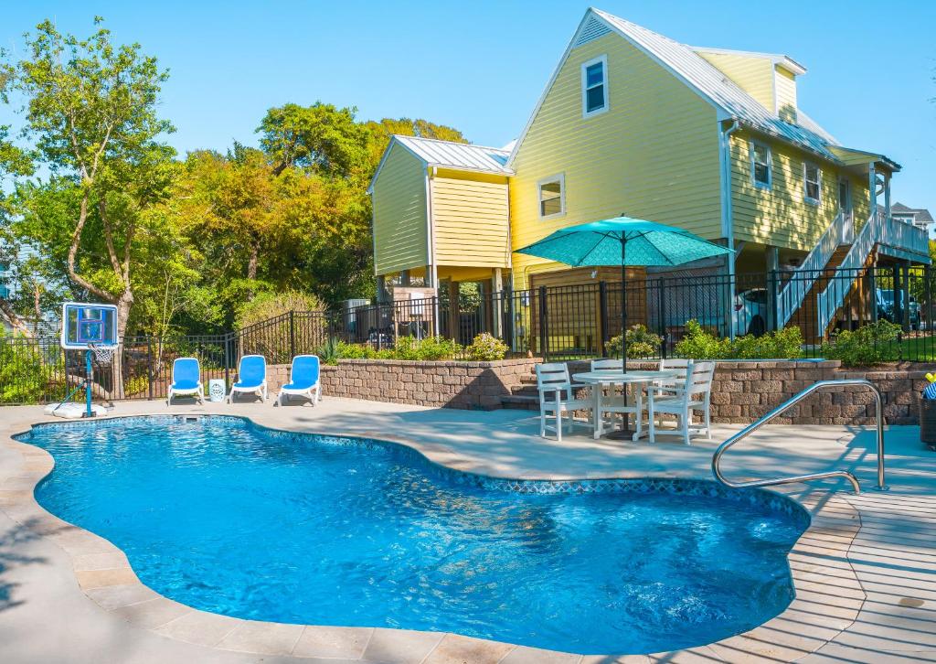 The Emerald Owl House - Peaceful Emerald Isle Beach House W/ Luxurious Heated Pool! - Cedar Point, NC
