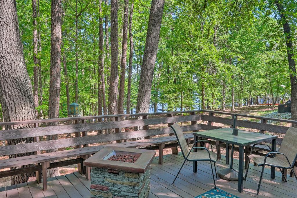 Quaint Tignall Cabin With Deck And Private Dock! - Richard B. Russell Lake